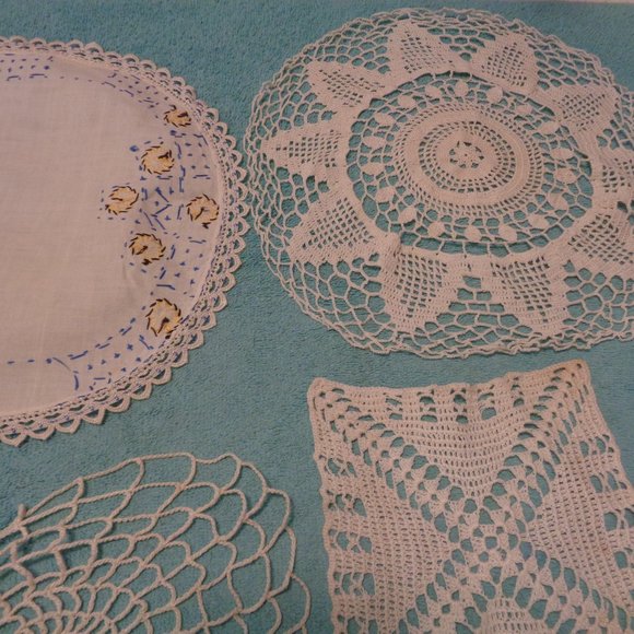 OLD MONEY 3  HAND CROCHETED VINTAGE DOLIES & 1 EMROIDERED VANITY RUNNER … - Picture 7 of 8